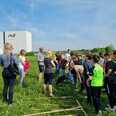 SchülerInnen und BegleiterInnen des Lise-Meitner Gymnasiums bei der Einführung der Aktion